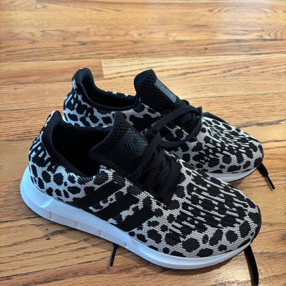 Women’s lightweight size 6 Adidas, tennis shoes - Picture 1 of 4